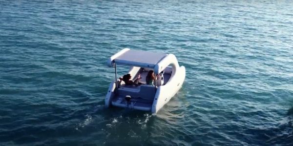 Two girl friends sailing with the E-Trinity 2 boat